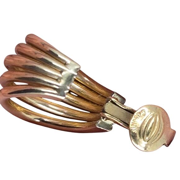 Elegant Monet Gold-Toned Clip-On Earrings Excellent Condition - Picture 3 of 5